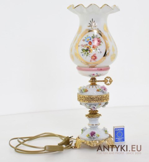 Antyczna porcelanowa lampa na stolik w pałacowym stylu.