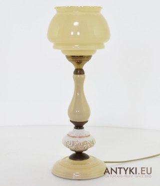 Żółta lampa stołowa w rustykalnym stylu