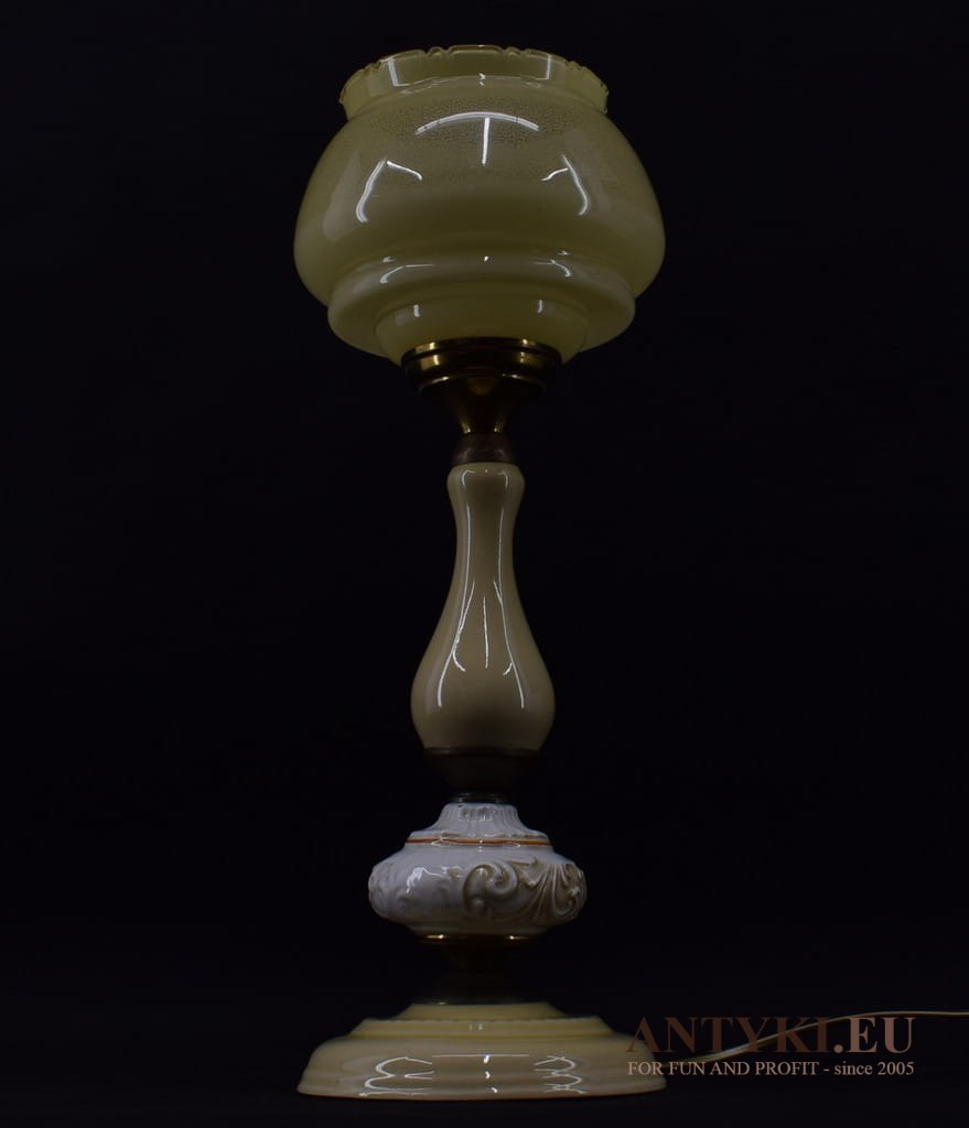 Żółta lampa stołowa w rustykalnym stylu
