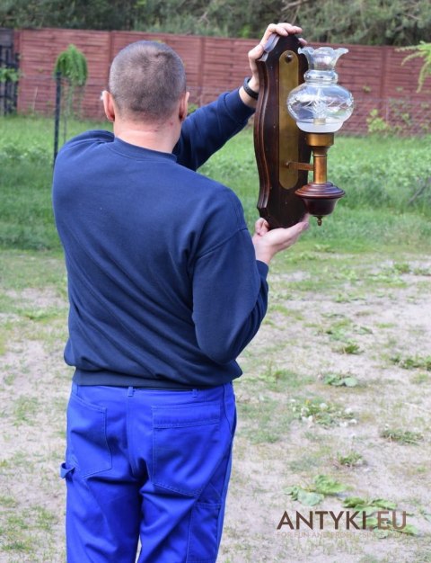 Klasyczny rustyklany kinkiet z kloszem