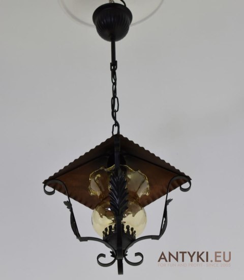 Lampa wisząca do ganku w rustykalnym stylu