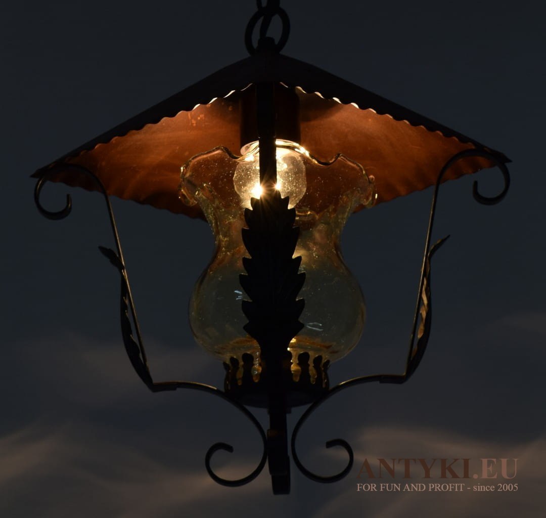 Lampa wisząca do ganku w rustykalnym stylu