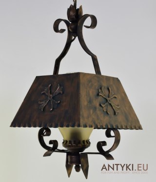 Typowa lampa w rustykalnym stylu do ganku