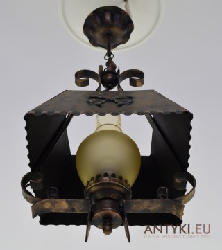 Typowa lampa w rustykalnym stylu do ganku