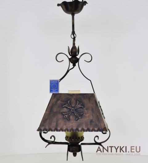 Typowa lampa w rustykalnym stylu do ganku