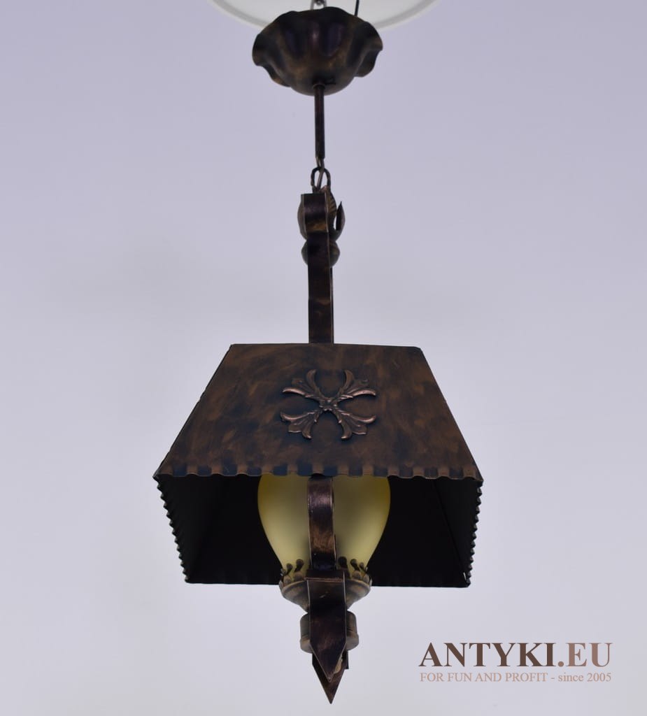 Typowa lampa w rustykalnym stylu do ganku