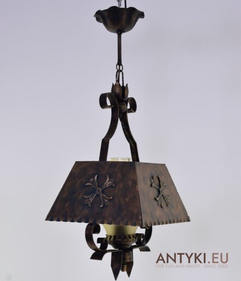 Typowa lampa w rustykalnym stylu do ganku