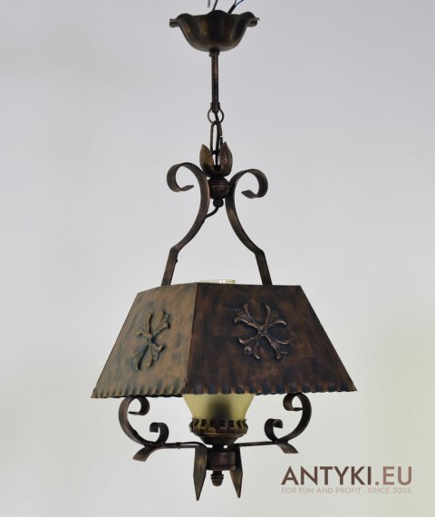 Typowa lampa w rustykalnym stylu do ganku