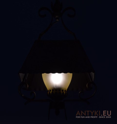 Typowa lampa w rustykalnym stylu do ganku