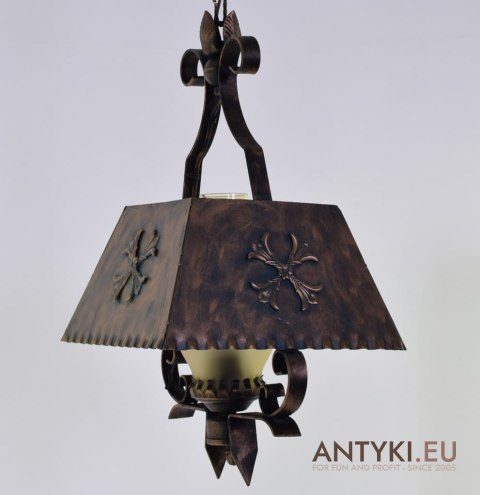 Typowa lampa w rustykalnym stylu do ganku