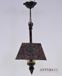 Typowa lampa w rustykalnym stylu do ganku