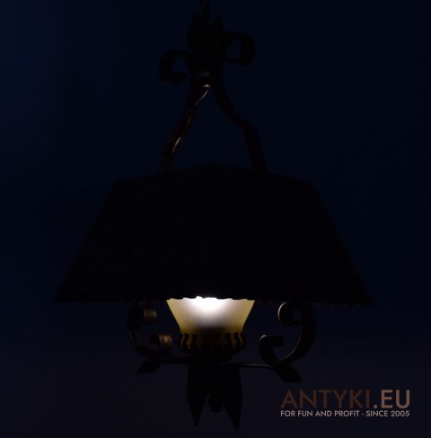 Typowa lampa w rustykalnym stylu do ganku