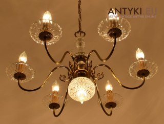 Antyczny żyrandol z Austrii – szklano-mosiężna lampa z połowy XX wieku