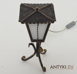 Mała lampa rustykalna na stolik