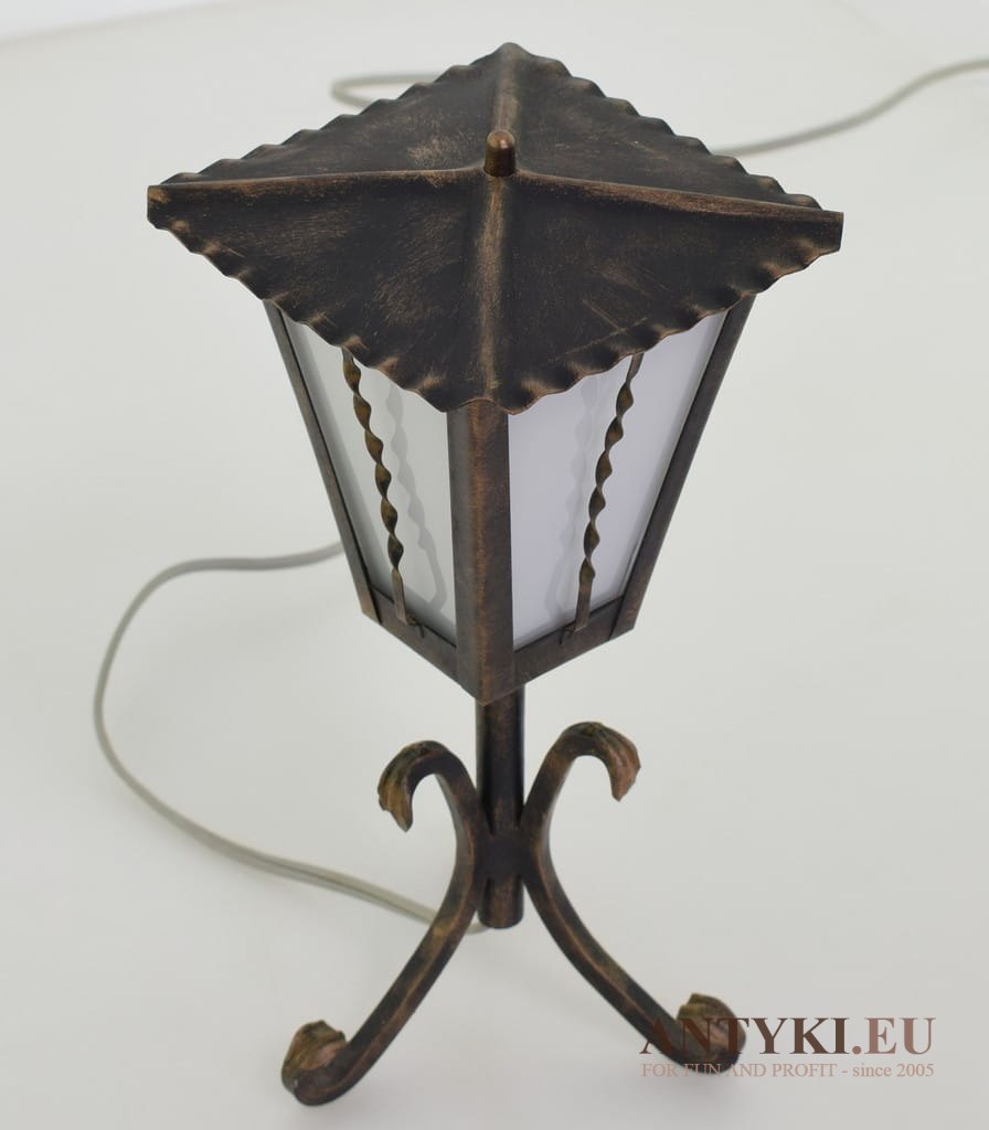 Mała lampa rustykalna na stolik