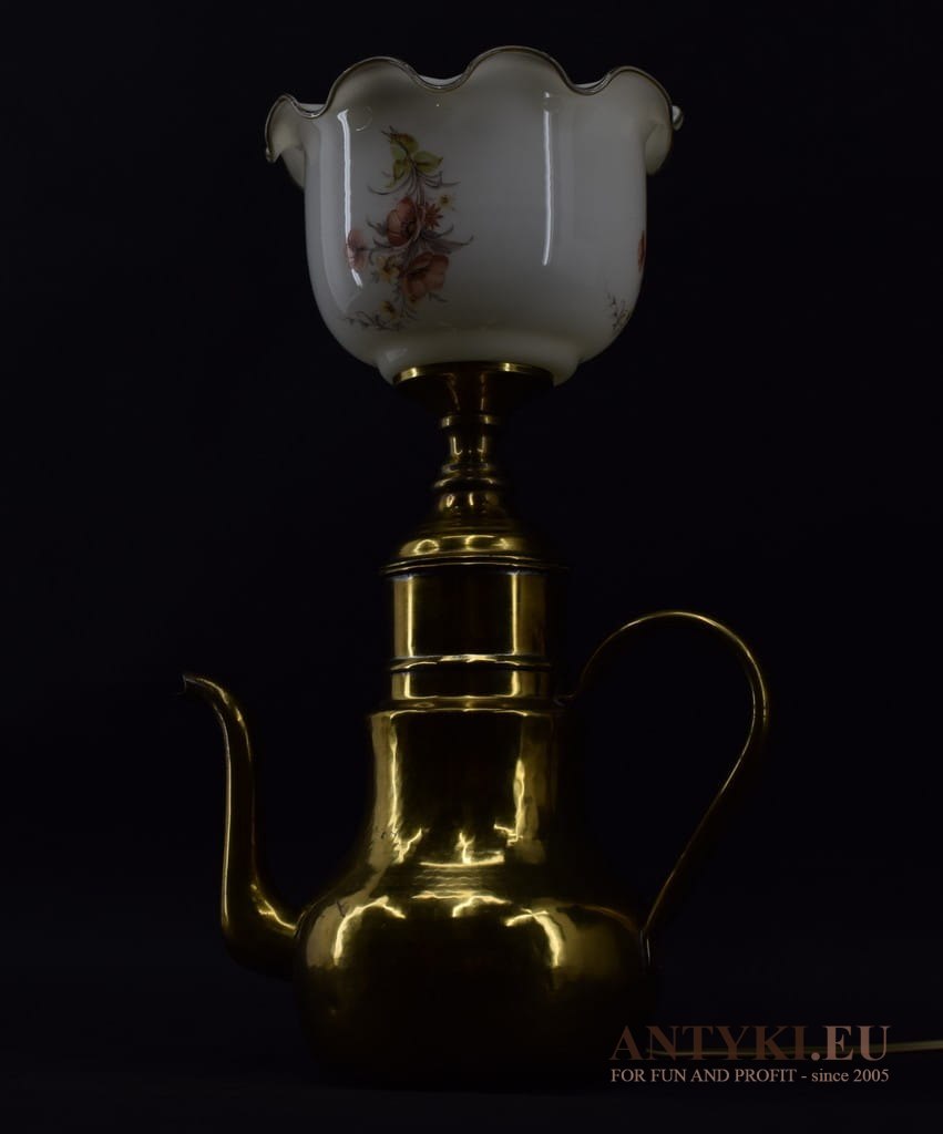 Mosiężny czajnik - lampka stołowa z kloszem