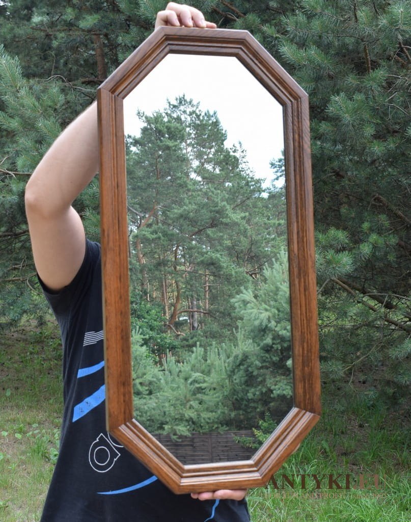 Rustyk lustro w drewnianych ramach