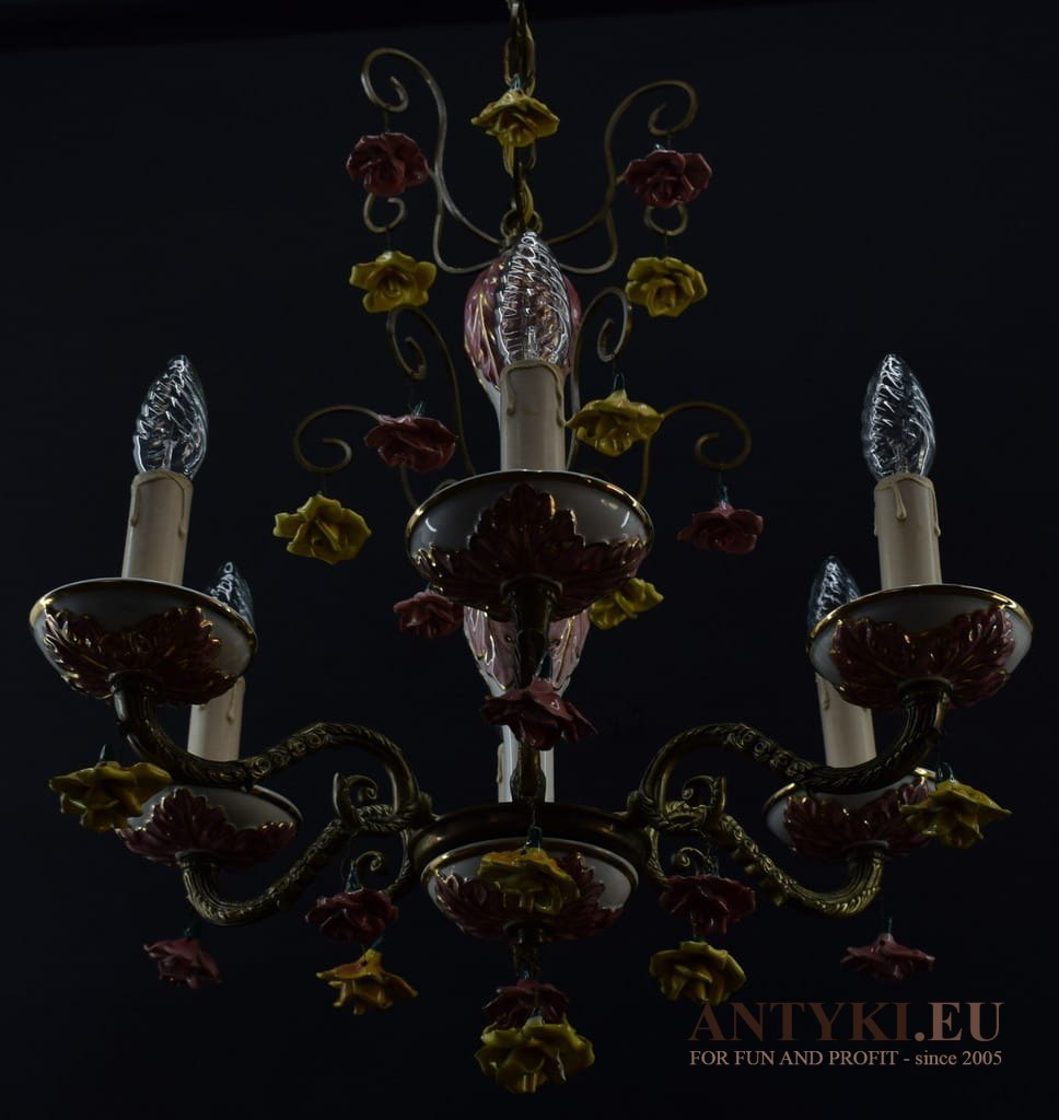 Wiktoriański żyrandol porcelanowy z różyczkami