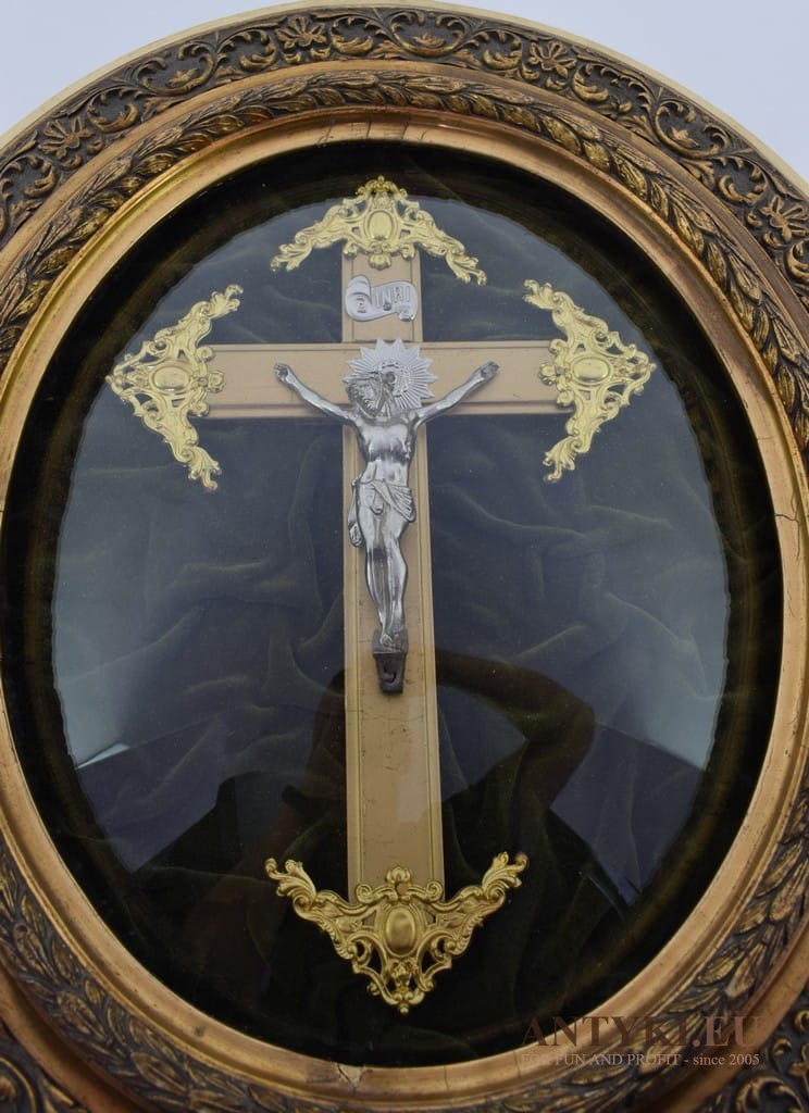 Zabytkowy owalny obraz z Jezusem Chrystusem ukrzyżowanym