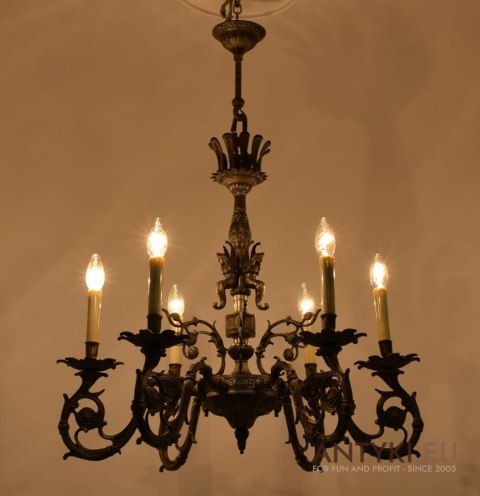 Luksusowy żyrandol w stylu barokowym
