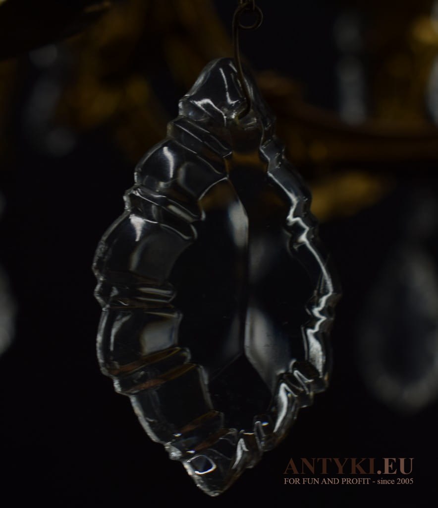 Dworski żyrandol antyczny z kryształami.