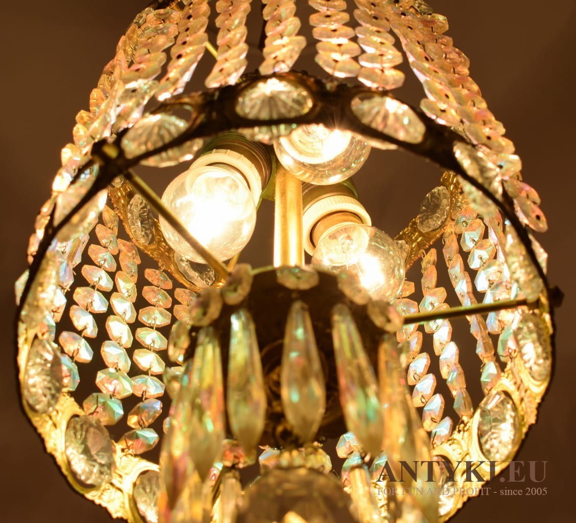 Lampa kryształowa na sufit w stulu Art Deco.