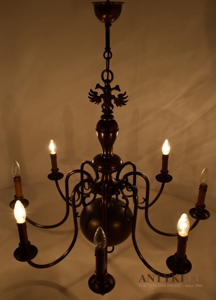 Muzealny żyrandol do salonu nad stolik. Lampy antyczne.