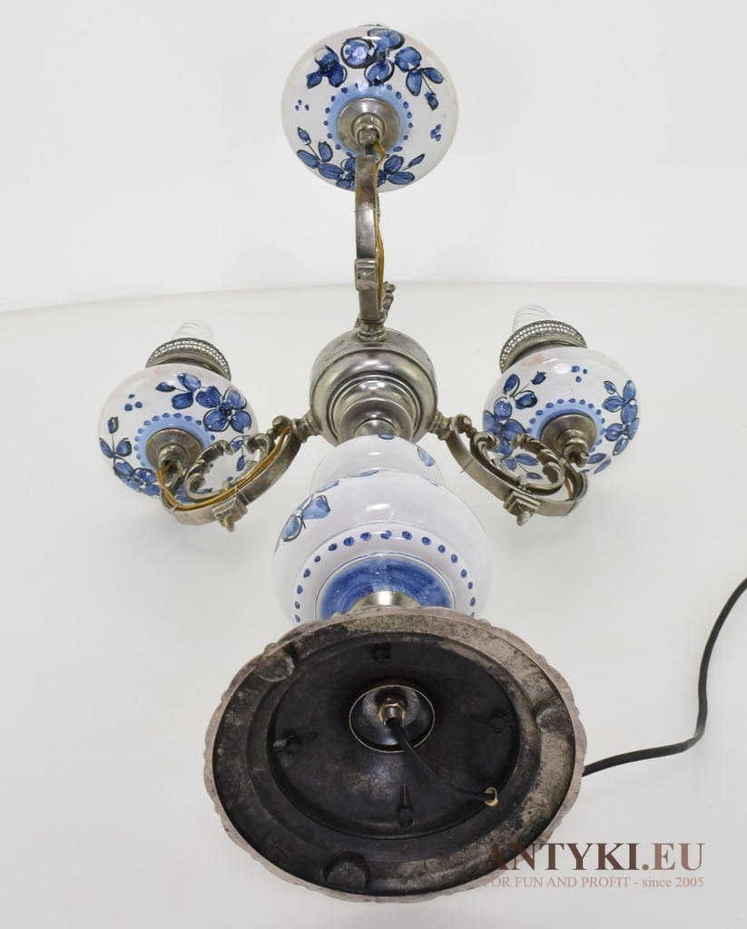 Niebieska lampa stołowa w prowansalskim rustykalnym stylu