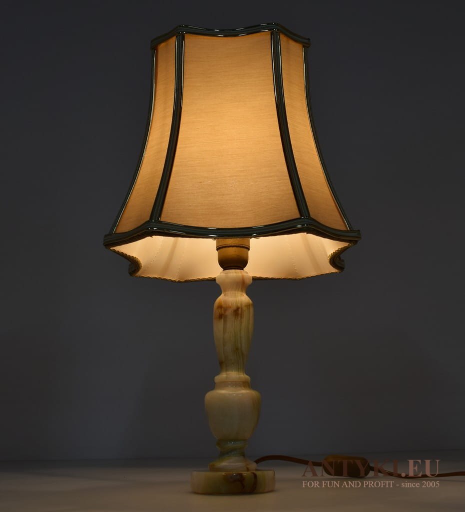 Pałacowa lampka stołowa z onyksu.