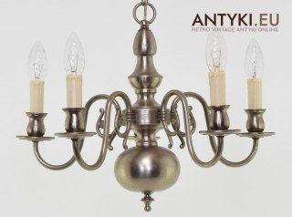 Retro żyrandol o srebrnym kolorze.