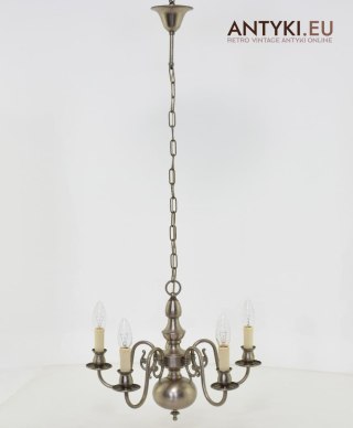 Retro żyrandol o srebrnym kolorze.