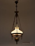 Zabytkowa lampa mosiężna w stylu naftowej.