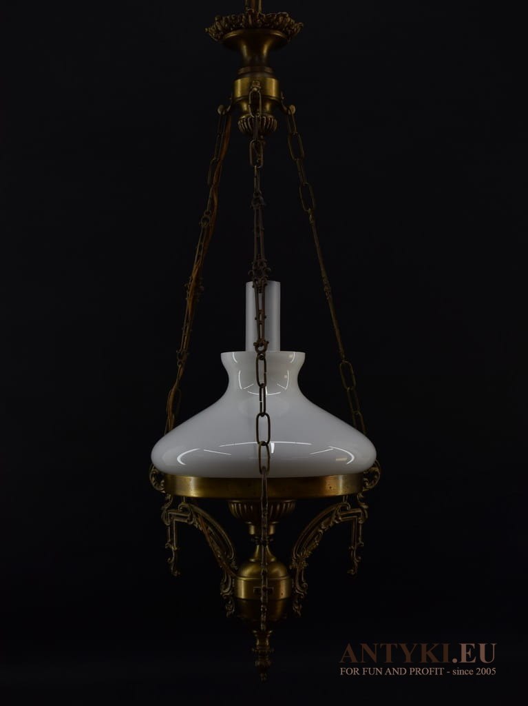 Zabytkowa lampa mosiężna w stylu naftowej.