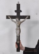 Duży stary krzyż drewniany ukrzyżowany Jezus