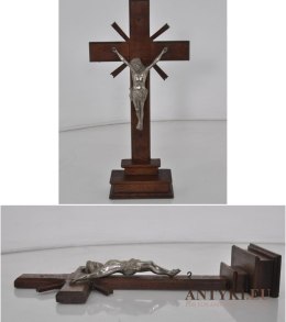 Duży stary krzyż z Jezusem drewniany