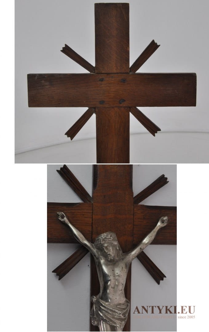 Duży stary krzyż z Jezusem drewniany