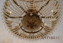 Duży zabytkowy pałacowy żyrandol kryształowy. Luksusowy antyk do pałacu salonu klatki schodowej.