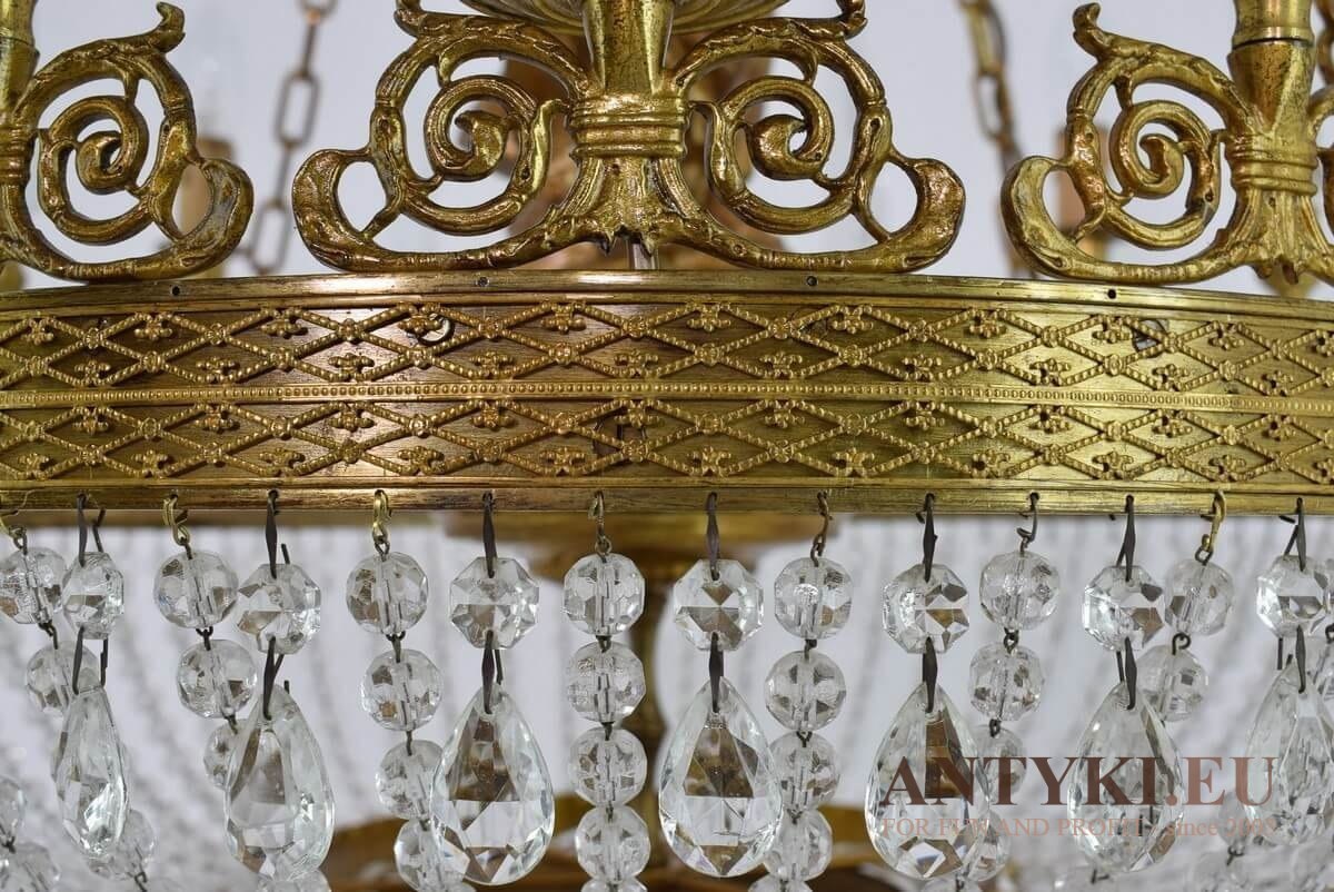 Duży zabytkowy pałacowy żyrandol kryształowy. Luksusowy antyk do pałacu salonu klatki schodowej.