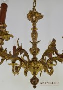Rasowy żyrandol barokowy z mosiądzu. Antyczne oświetlenie do pałacu.