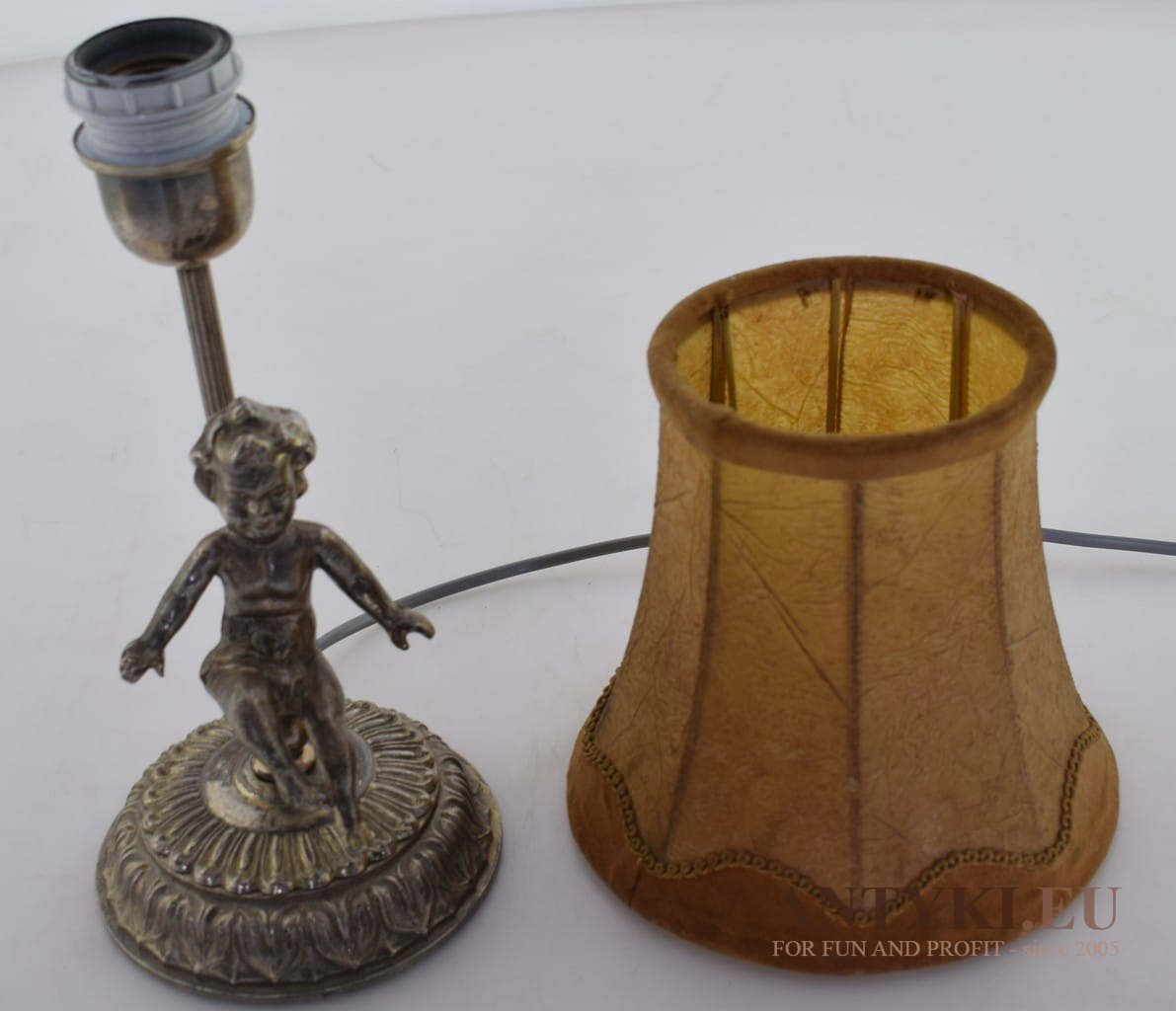 Babicna srebrna lampa z abażurem na stolik. Oświetlenie z cherubinem.