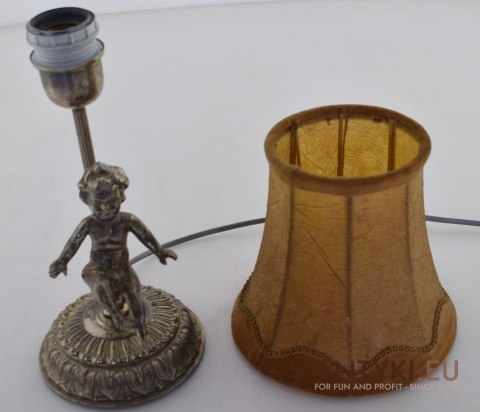 Babcina srebrna lampa z abażurem na stolik. Oświetlenie z cherubinem.