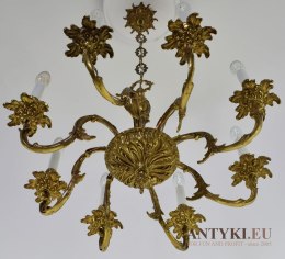 Barokowy żyrandol z mosiądzu. Antyczne lampy pałacowe.