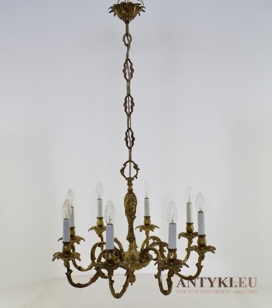 Barokowy żyrandol z mosiądzu. Antyczne lampy pałacowe.