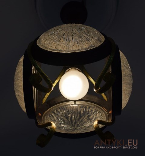 Ciekawa lampa wisząca w stylu Art Deco. Lampy vintage, oświetlenie retro.