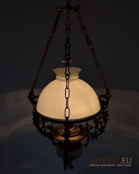 Duża czarowna lampa wisząca w stylu retro, vintage.