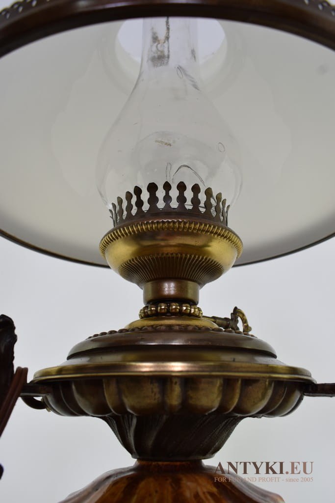 Duża czarowna lampa wisząca w stylu retro, vintage.