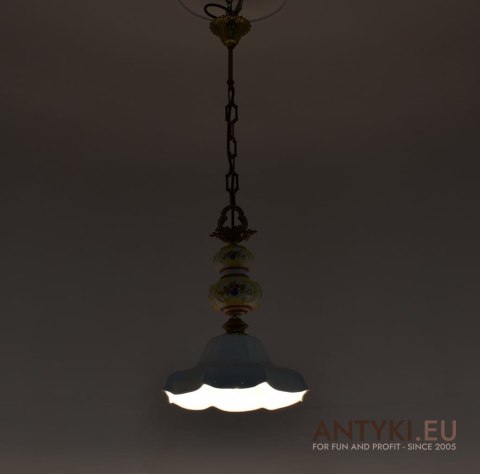 Nietypowa lampa wisząca w góralskim klimacie.