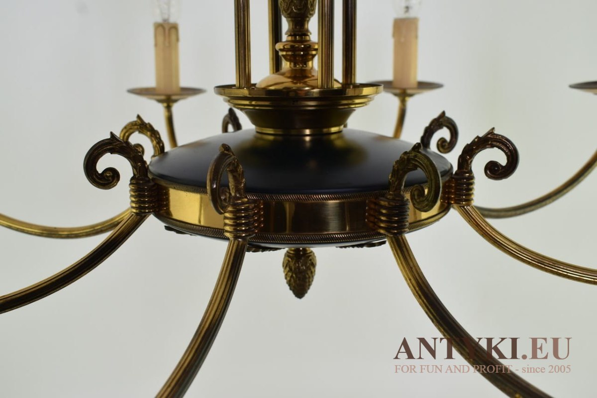Retro żyrandol w klasycznym francuskim stylu Empire. Lampy vintage.