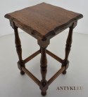 Rustykalny stojak pod kwiatek. Drewniany taboret, stołek z dawnych lat.