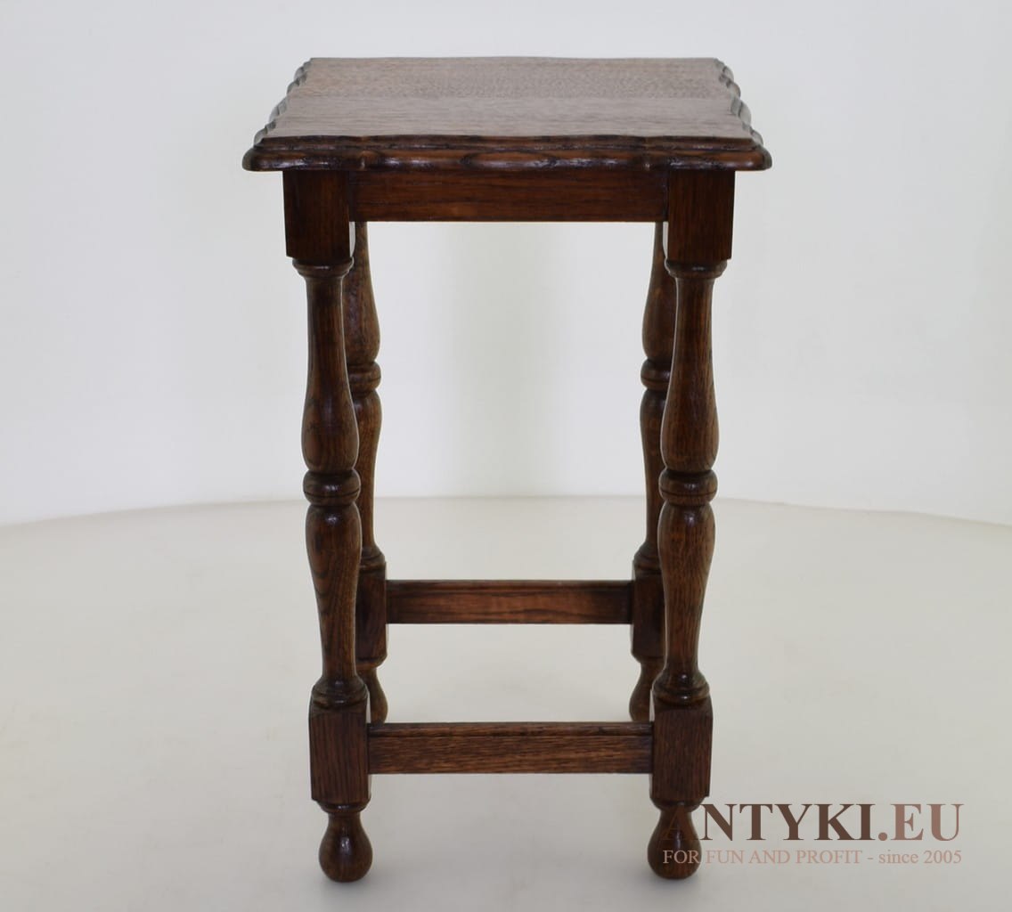 Rustykalny stojak pod kwiatek. Drewniany taboret, stołek z dawnych lat.
